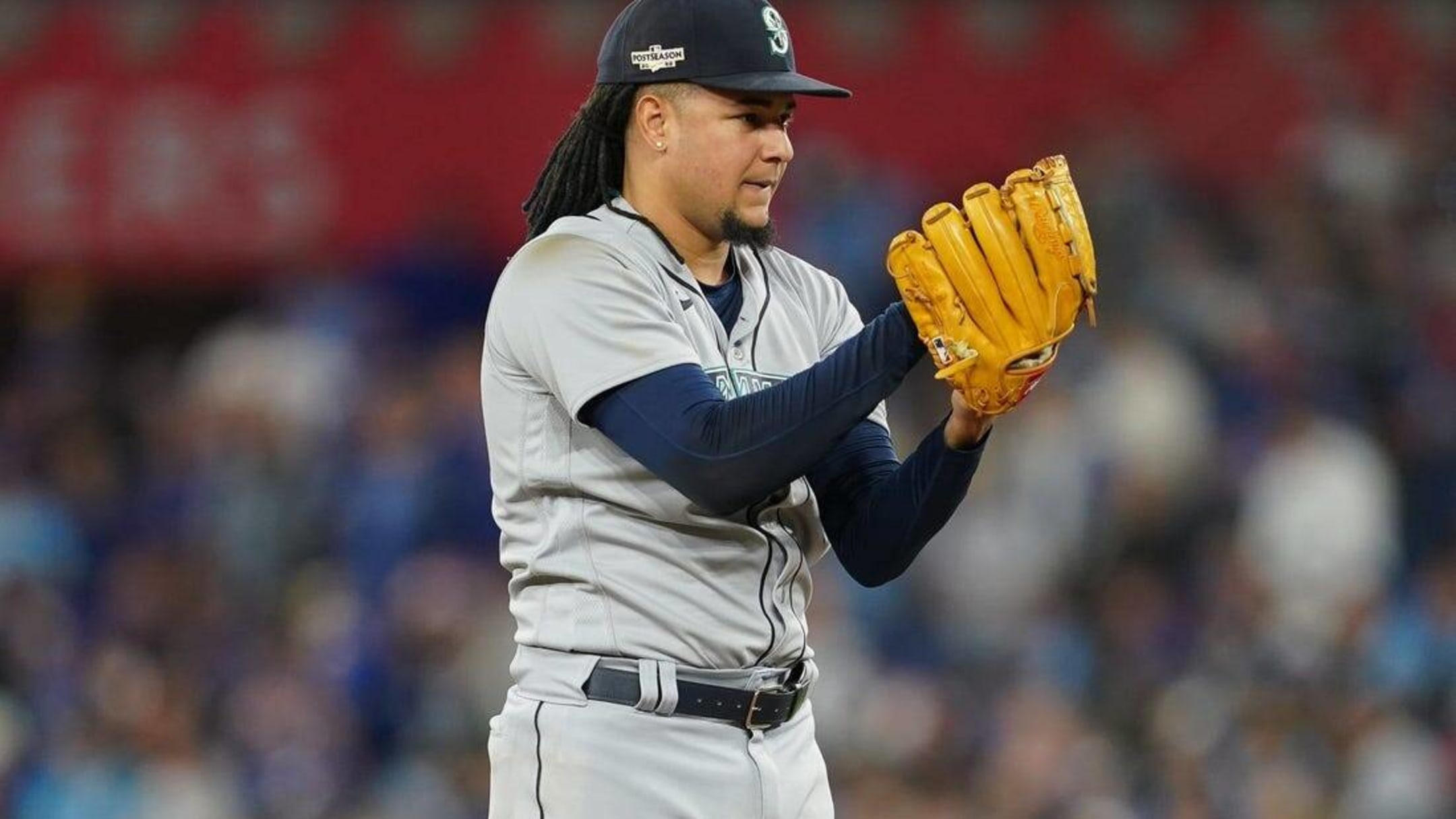 Luis Castillo guides Mariners past A's in series opener