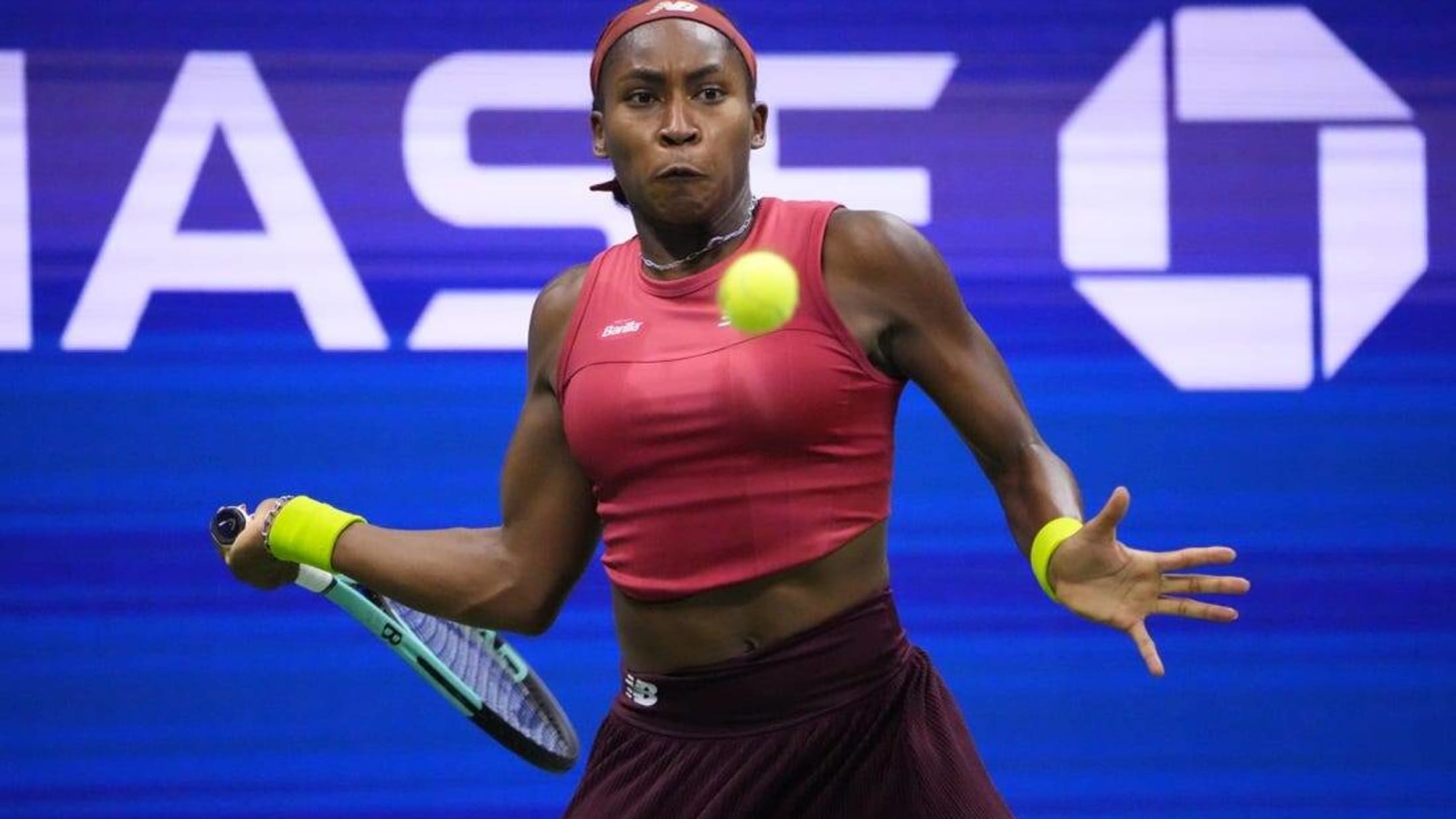 Iga Swiatek, Coco Gauff win openers in Beijing Yardbarker