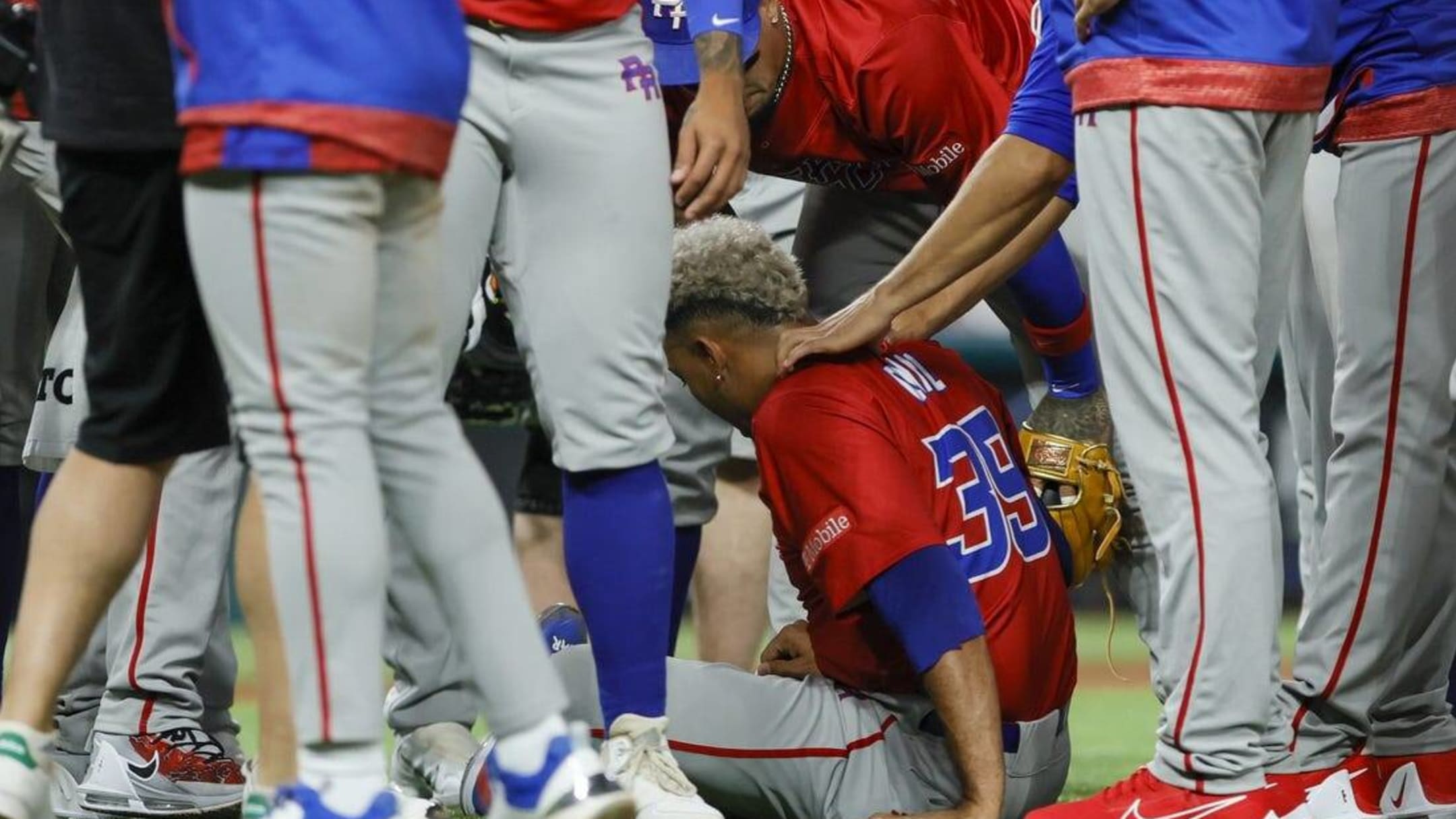 Edwin Diaz injury: Brother Alexis cries during Puerto Rico celebration