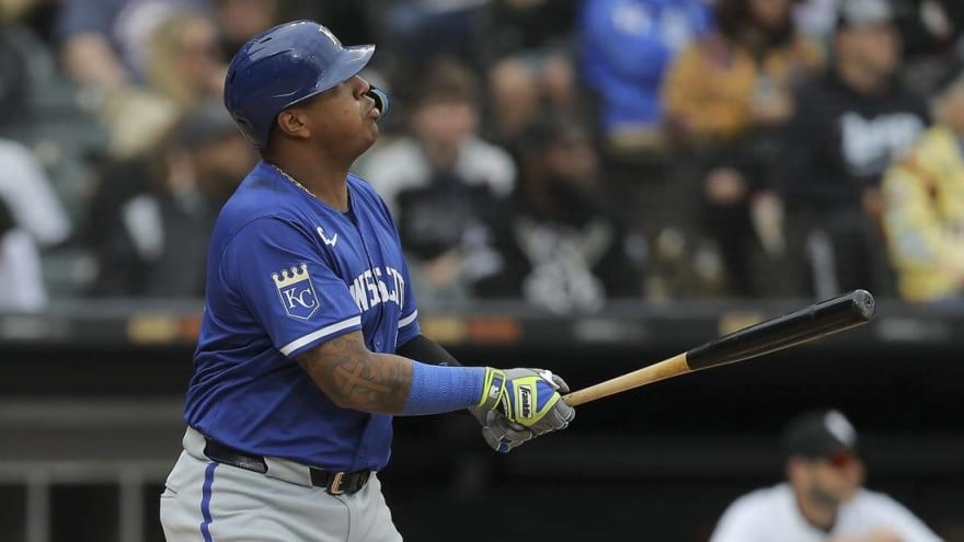 Salvador Perez HR rallies Royals past White Sox in Game 1