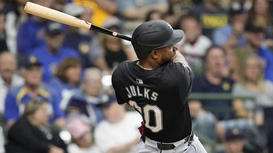 Brewers explode late to rout White Sox