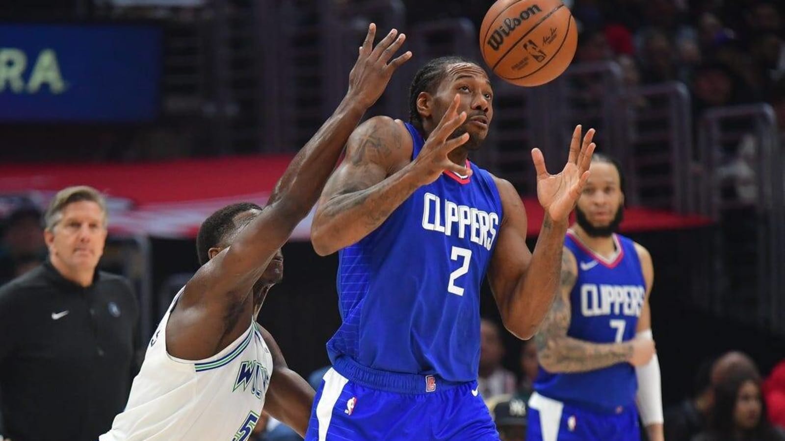 Clippers&#39; Kawhi Leonard leaves game with back spasms