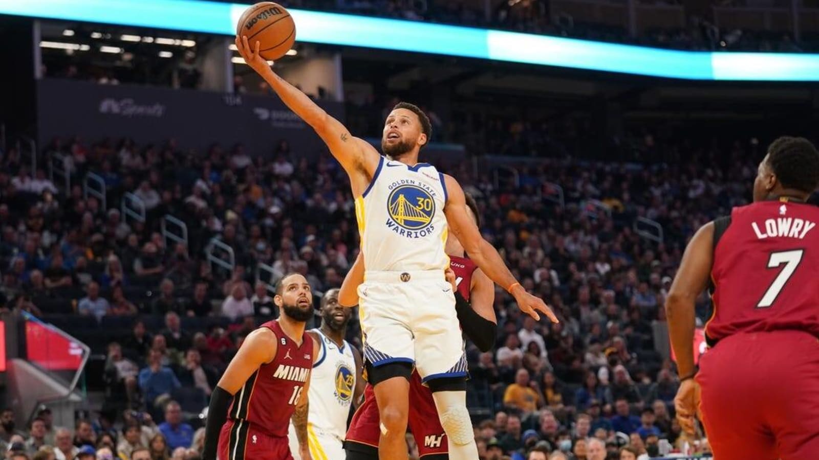 Stephen Curry scores 33 as Warriors hold off Heat