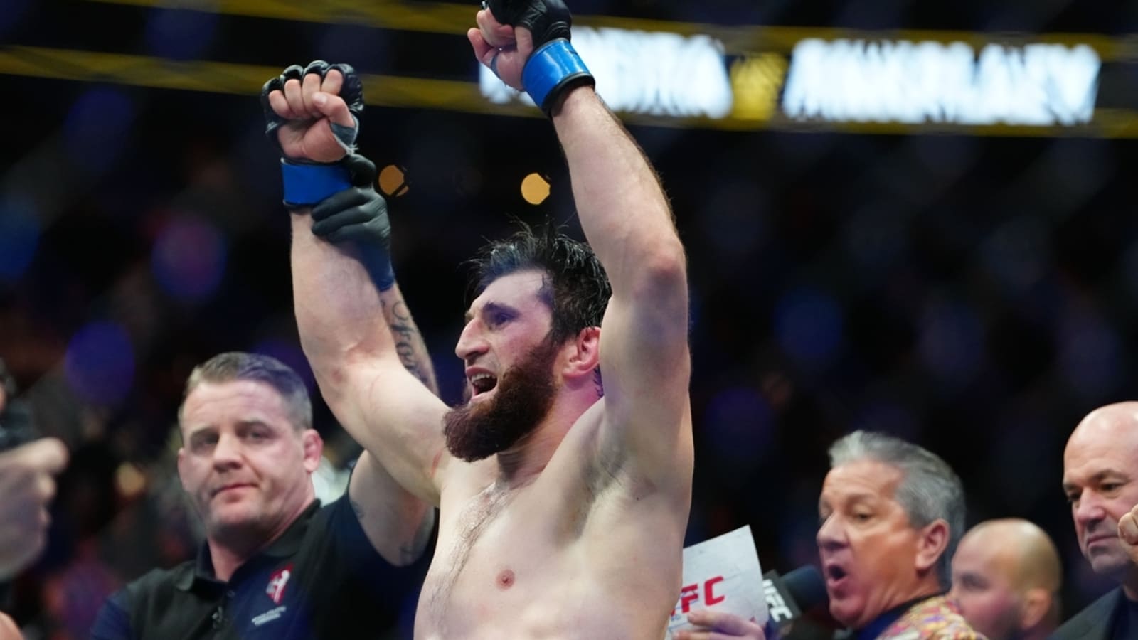 Magomed Ankalaev takes down Alex Pereira at UFC 313
