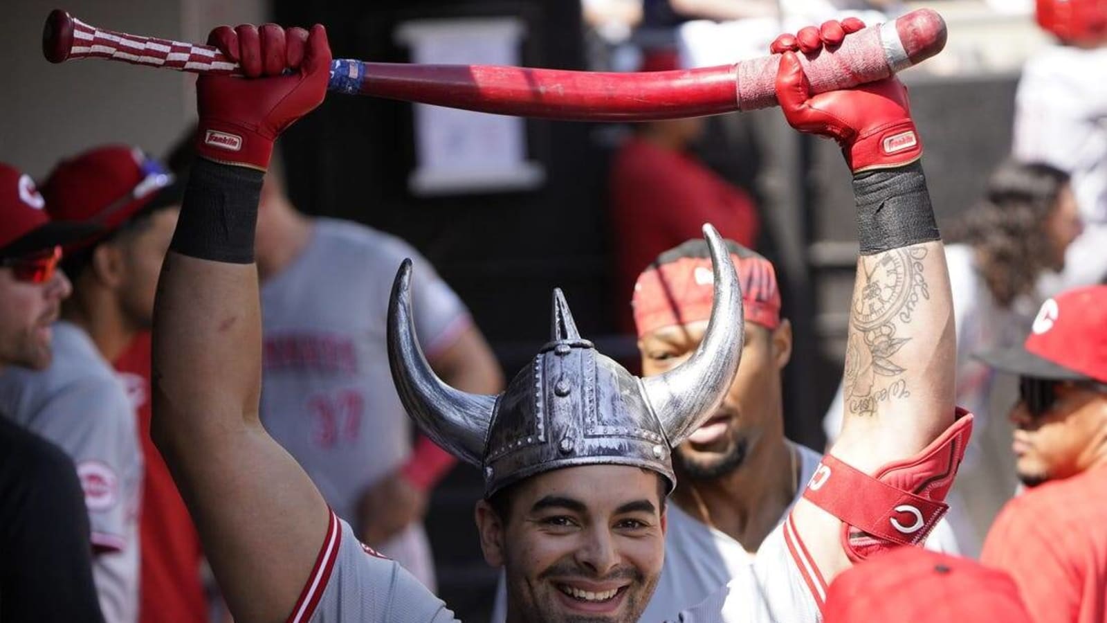 Reds whip White Sox to complete three-game sweep