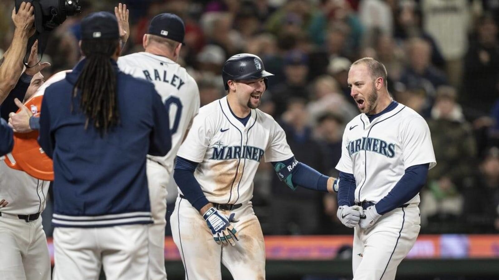 Mariners walk off on Braves after pitchers&#39; duel