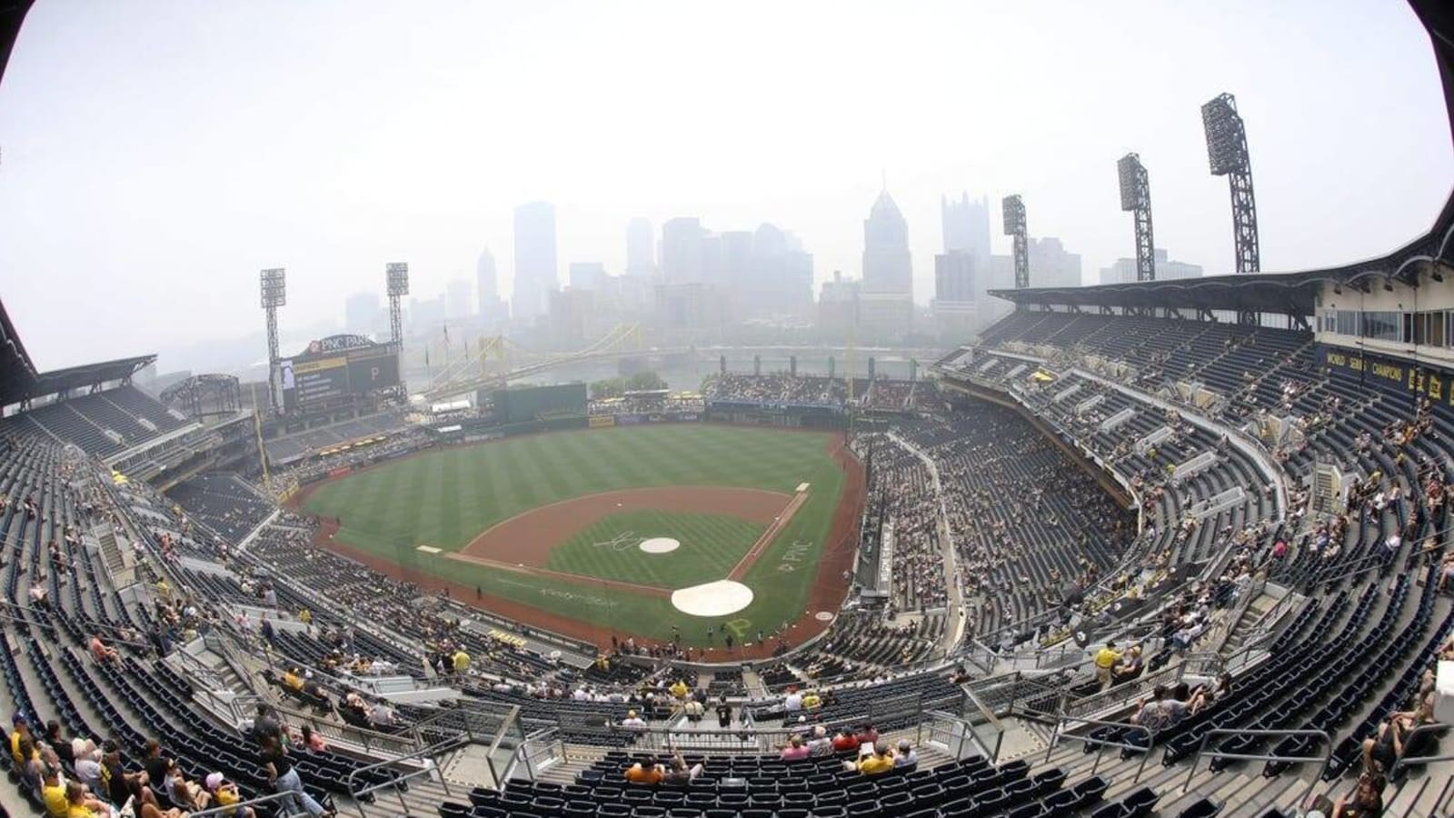 Pirates delay start, opt to play despite air quality warnings