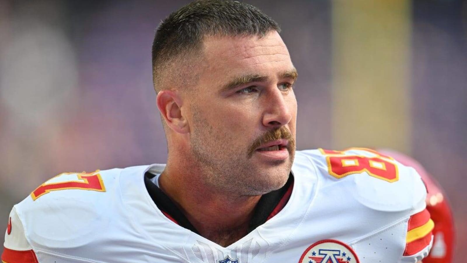 Chiefs TE Travis Kelce suffers apparent right foot injury