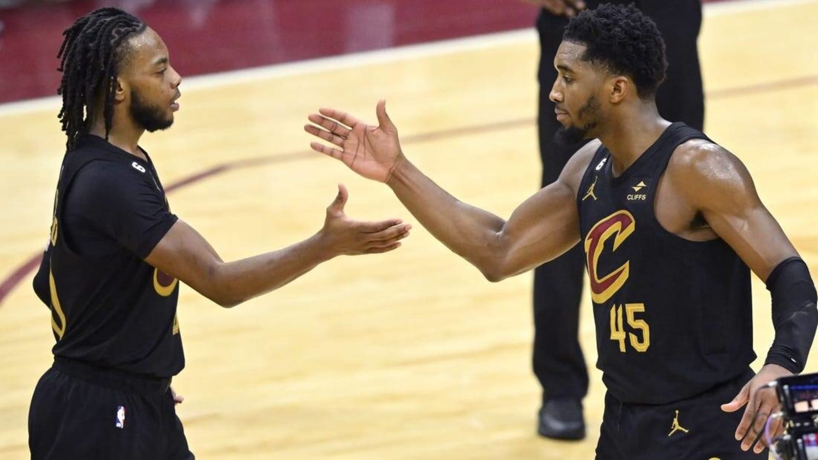 Donovan Mitchell&#39;s 43 points help Cavs sink Lakers