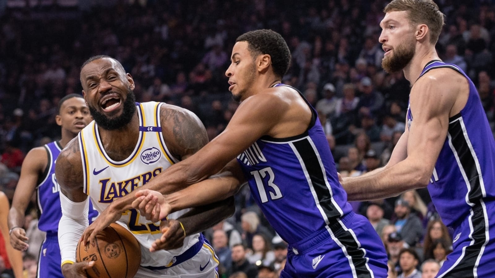 LeBron James pours in 32 points as Lakers sweep Kings