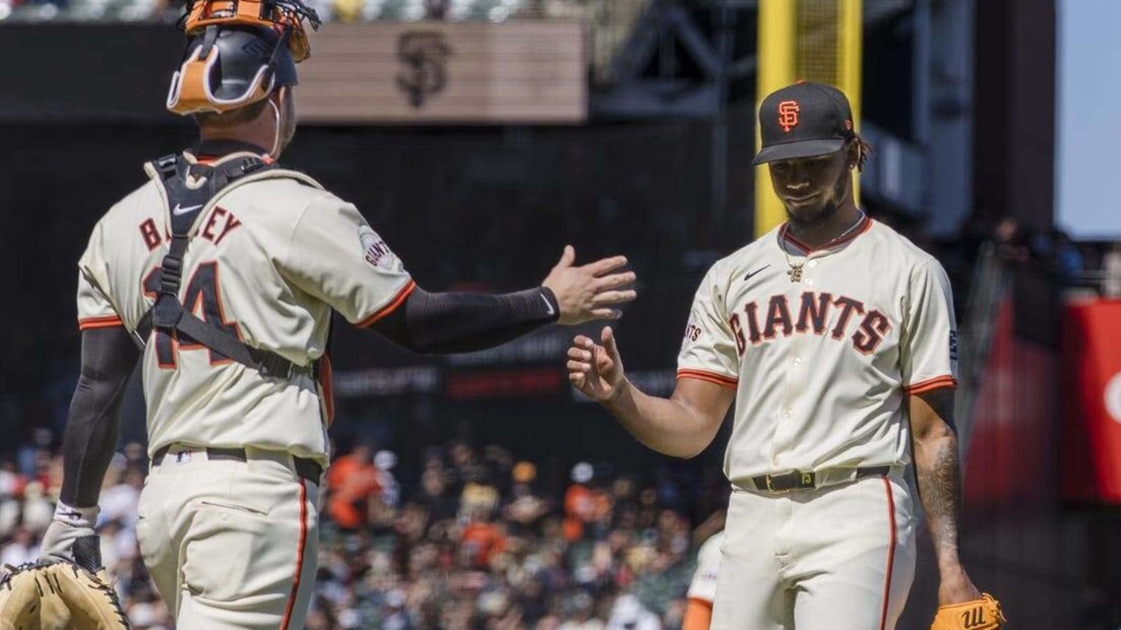 Giants edge Pirates to win low-scoring series