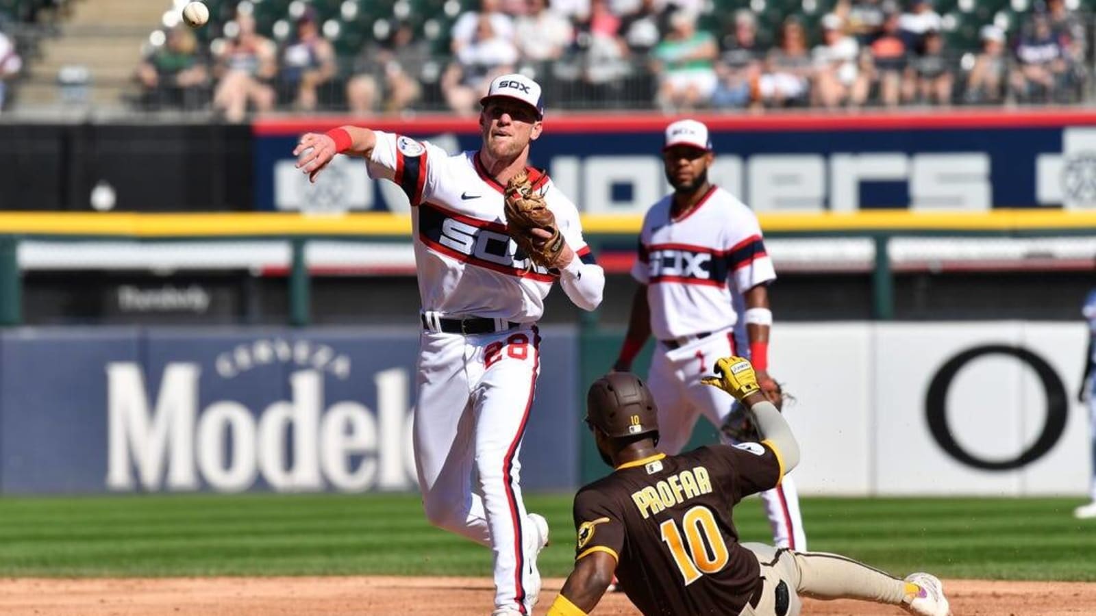 Padres edge White Sox in 11, end with 5 straight wins