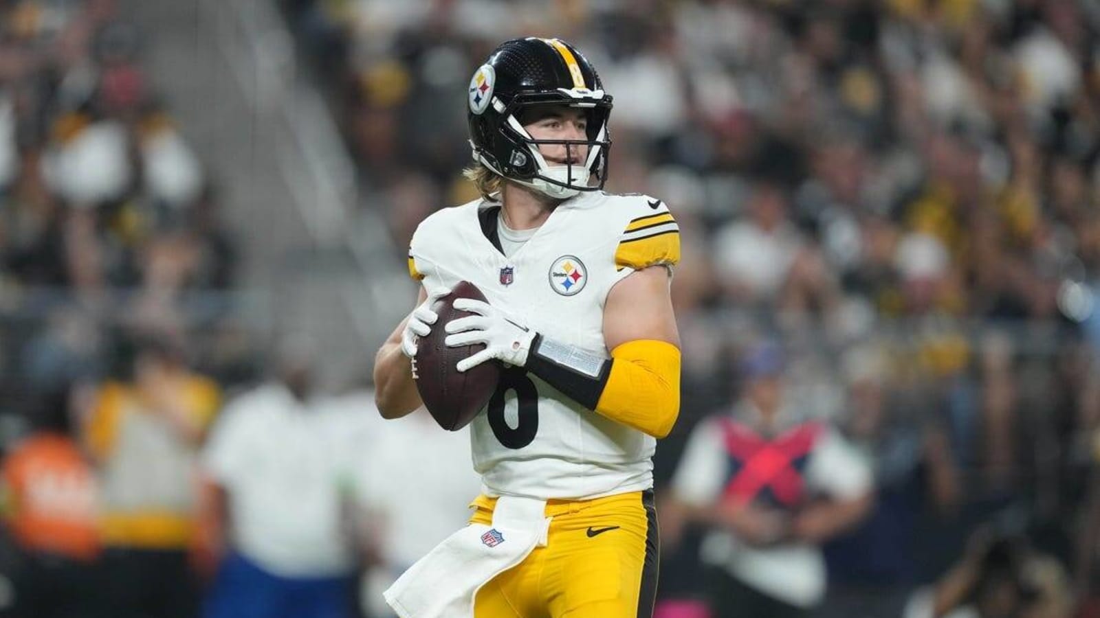 Kenny Pickett tosses 2 TDs as Steelers stave off Raiders