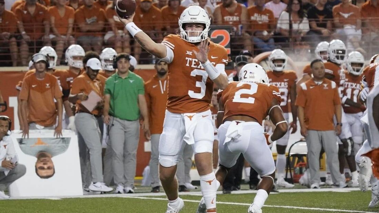 Texas QB Quinn Ewers sustains apparent shoulder injury