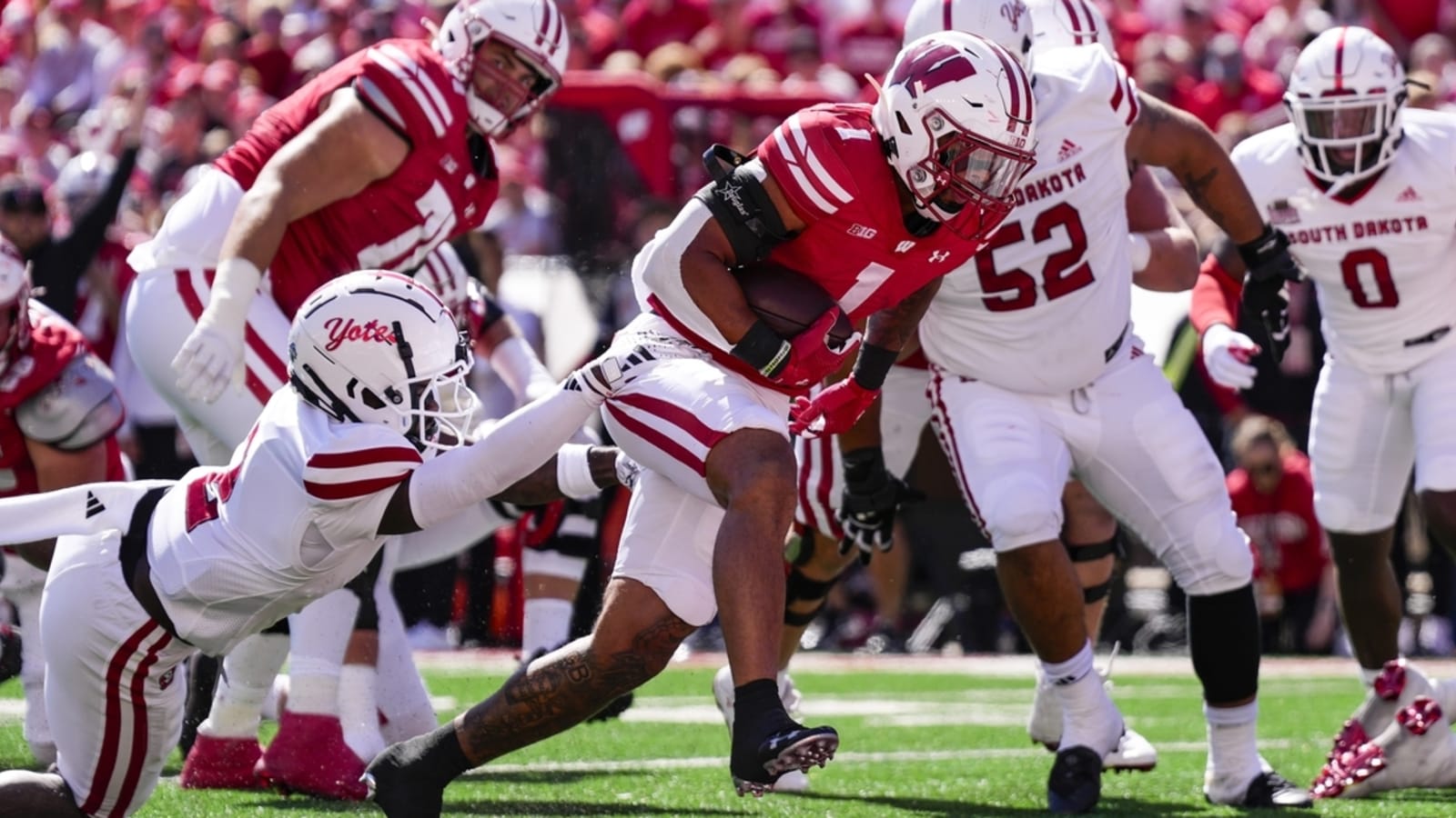 Chez Mellusi (2 TDs), Wisconsin put away South Dakota