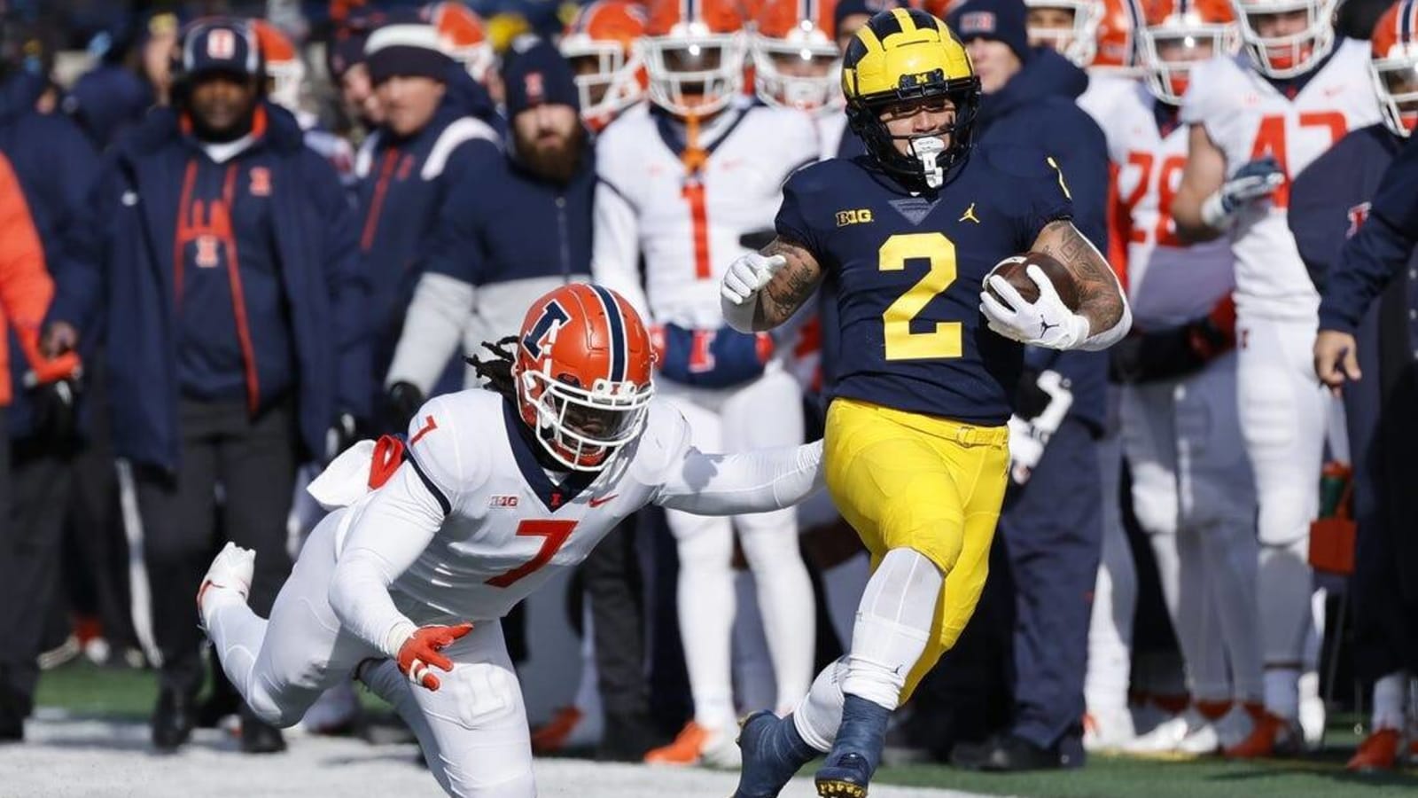 Michigan star RB Blake Corum exits with knee injury