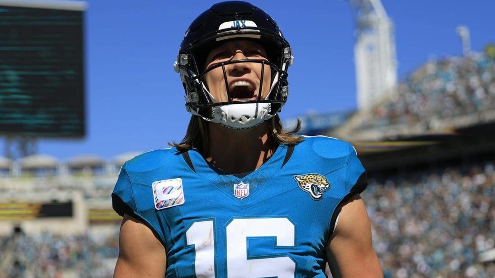 Jaguars QB Trevor Lawrence at practice with knee brace