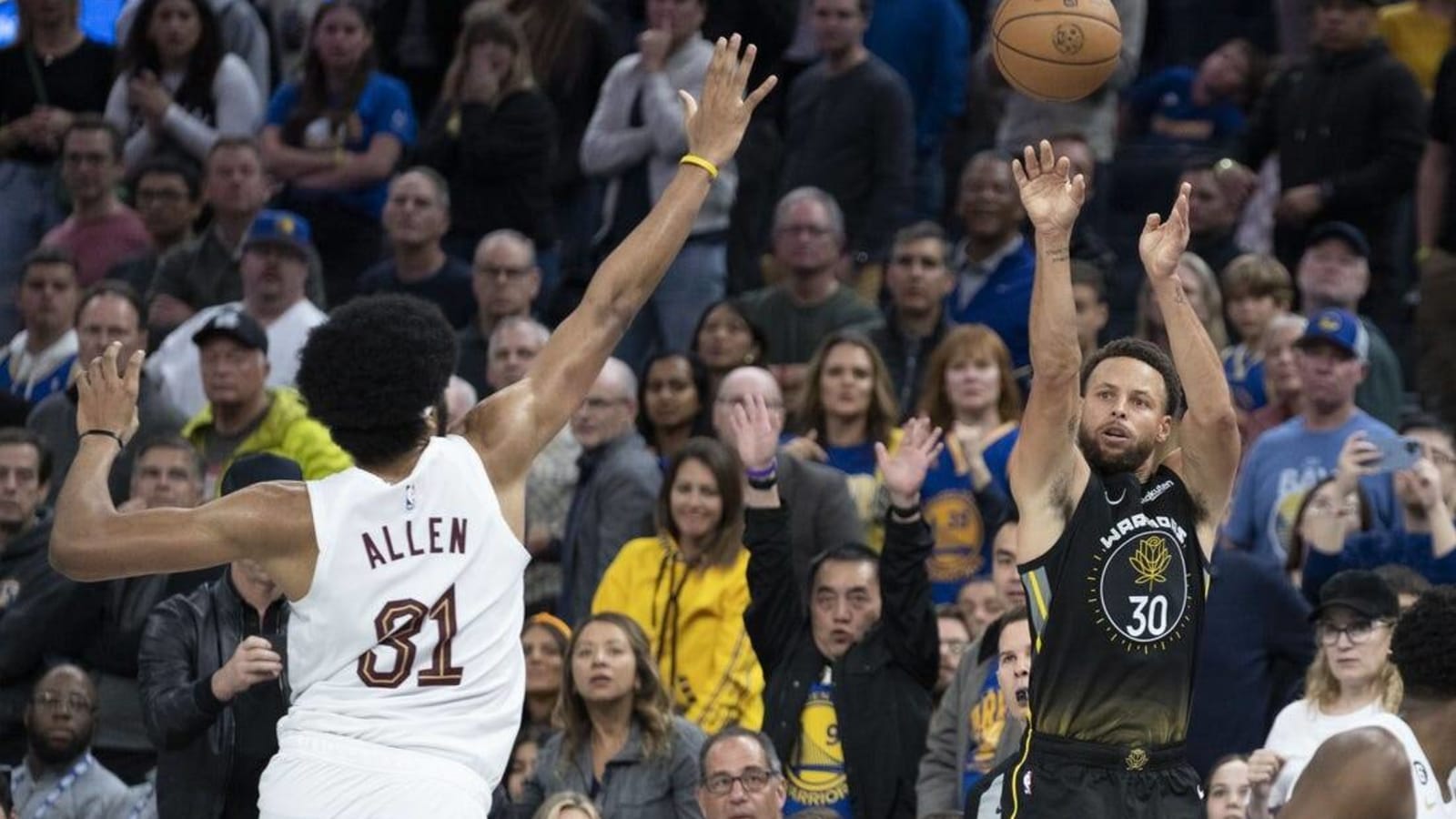 NBA roundup: Stephen Curry, Warriors rally past Cavs