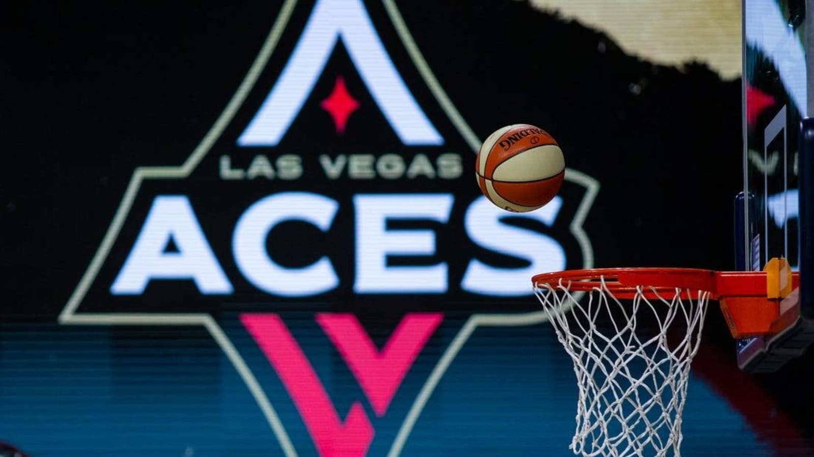 Aces stave off Wings&#39; comeback, improve to 23-2