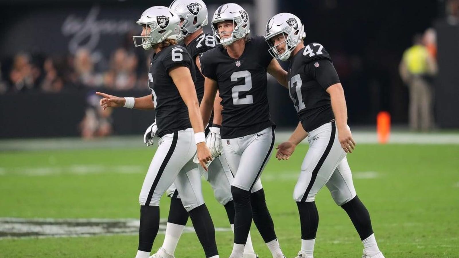 Three QBs lead Raiders past Vikings