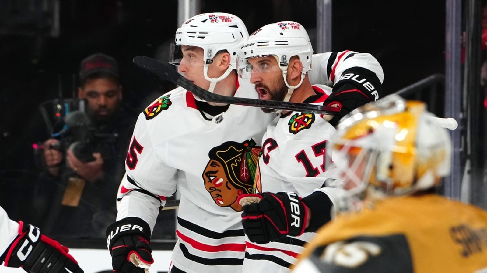 Golden Knights score 5 in 1st, hold on vs. Blackhawks