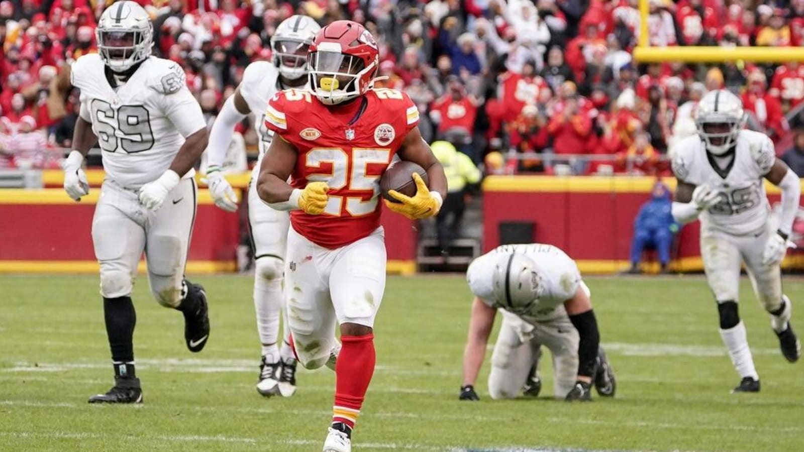 Reports: Chiefs, RB Clyde Edwards-Helaire agree to 1-year deal