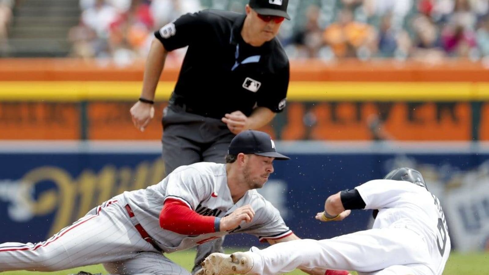 Twins score 3 in 10th to defeat Tigers