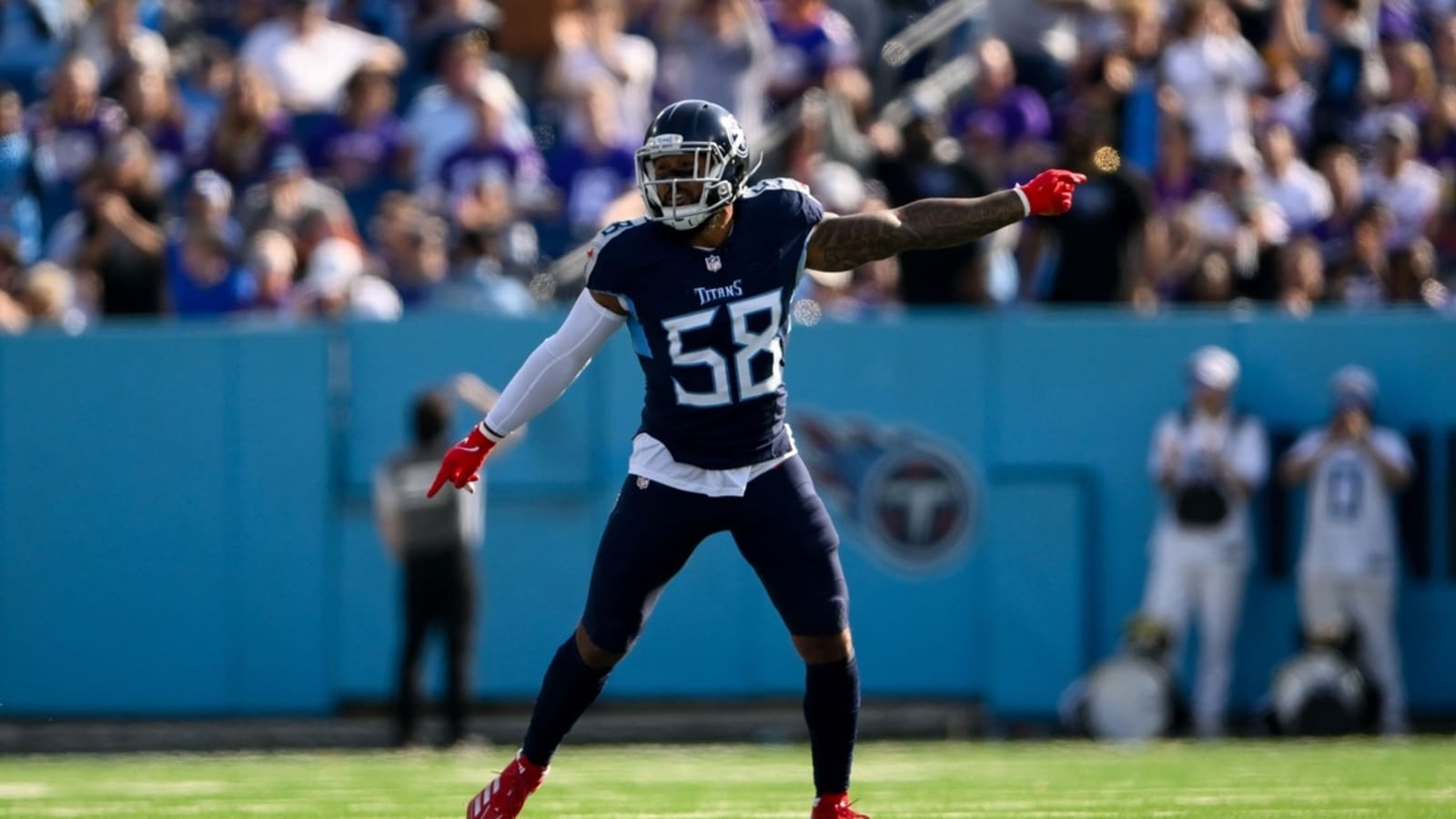 Reports: Patriots signing LB Harold Landry III, TE Austin Hooper
