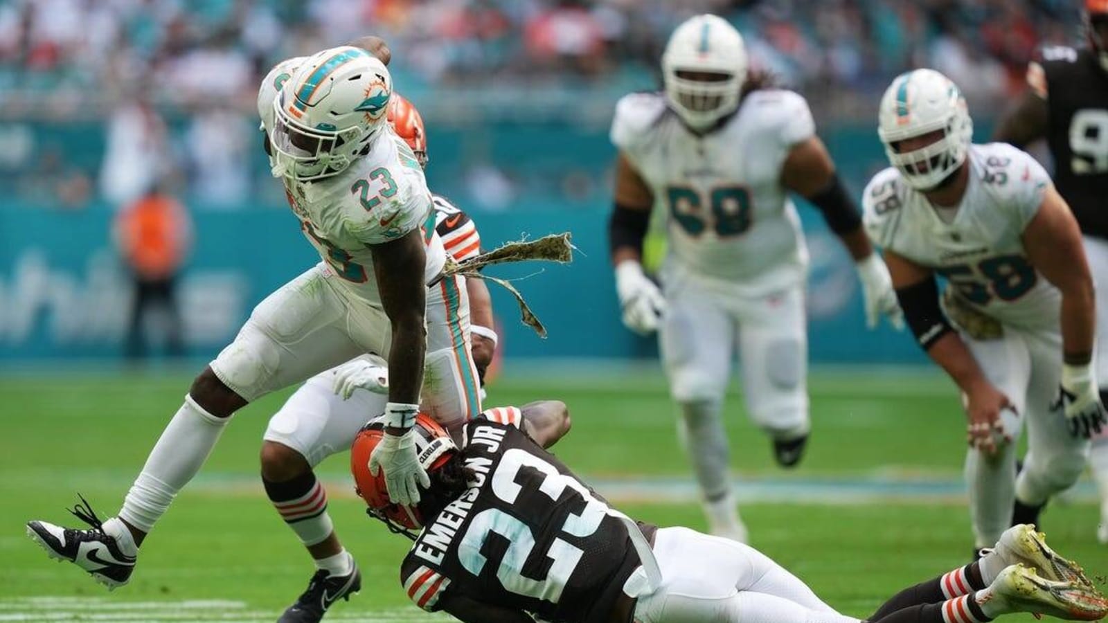 Dolphins power past Browns to extend winning streak