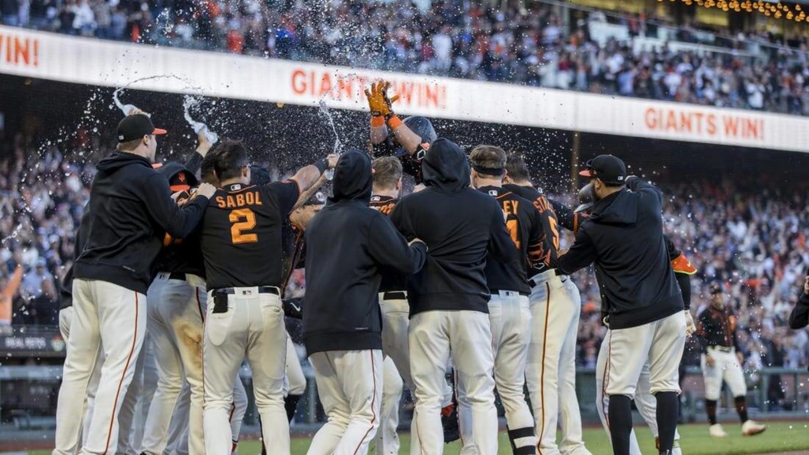 J.D. Davis&#39; walk-off HR lifts Giants over Red Sox