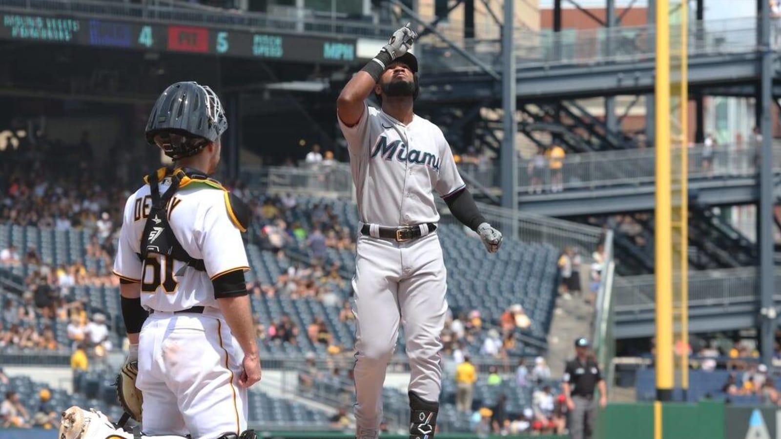 Marlins hold on to win series from Pirates