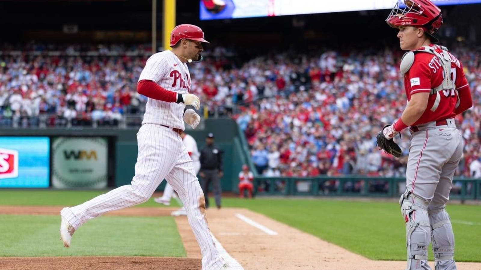 J.T. Realmuto&#39;s blast helps Phillies defeat Reds