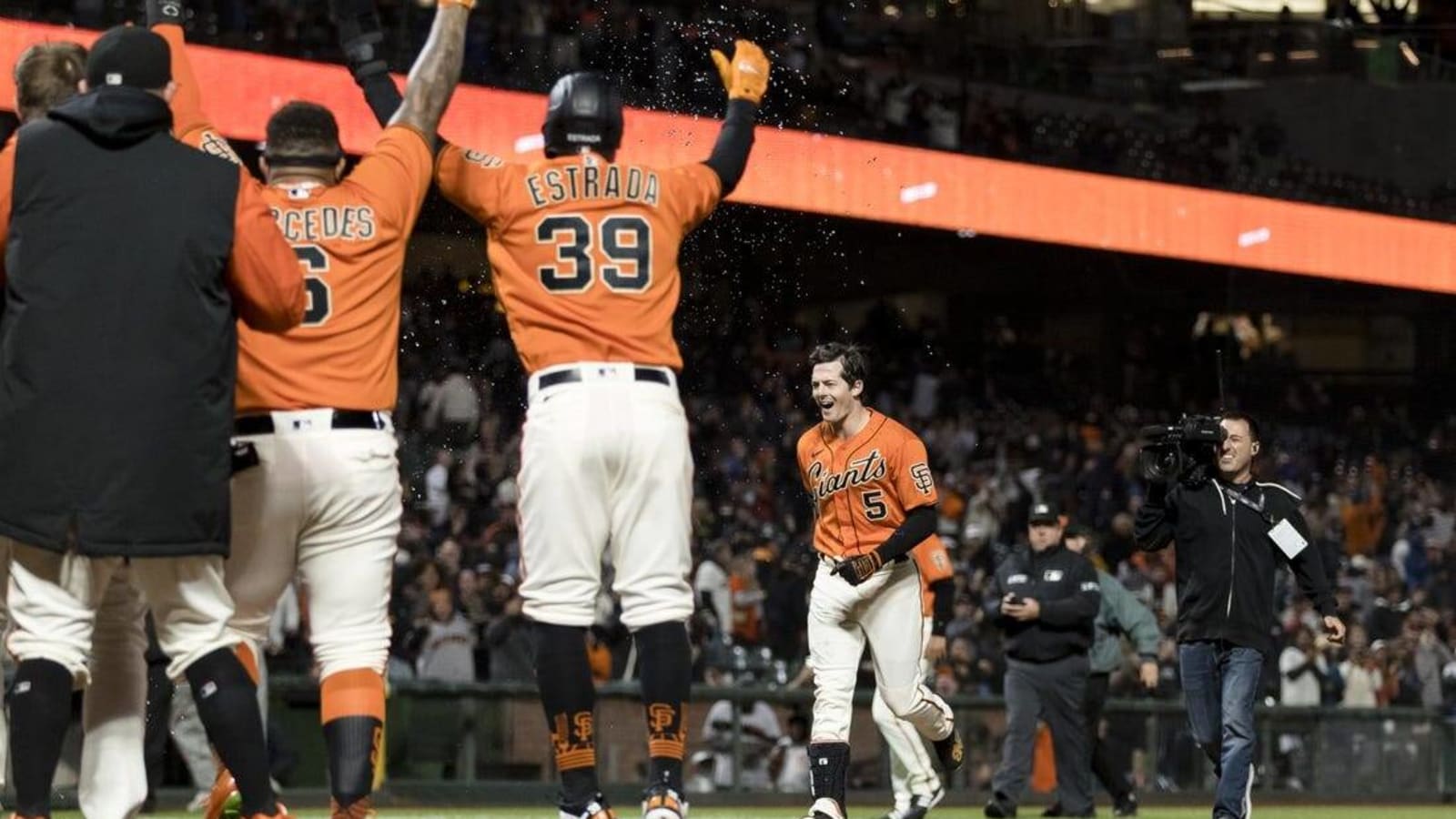 Giants stun Brewers on Mike Yastrzemski&#39;s walk-off slam