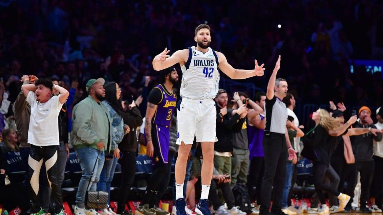 NBA roundup: 3-pointer at buzzer pushes Mavs past Lakers