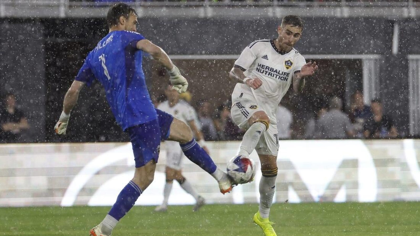 D.C. United score thrice in 9 minutes to throttle Galaxy