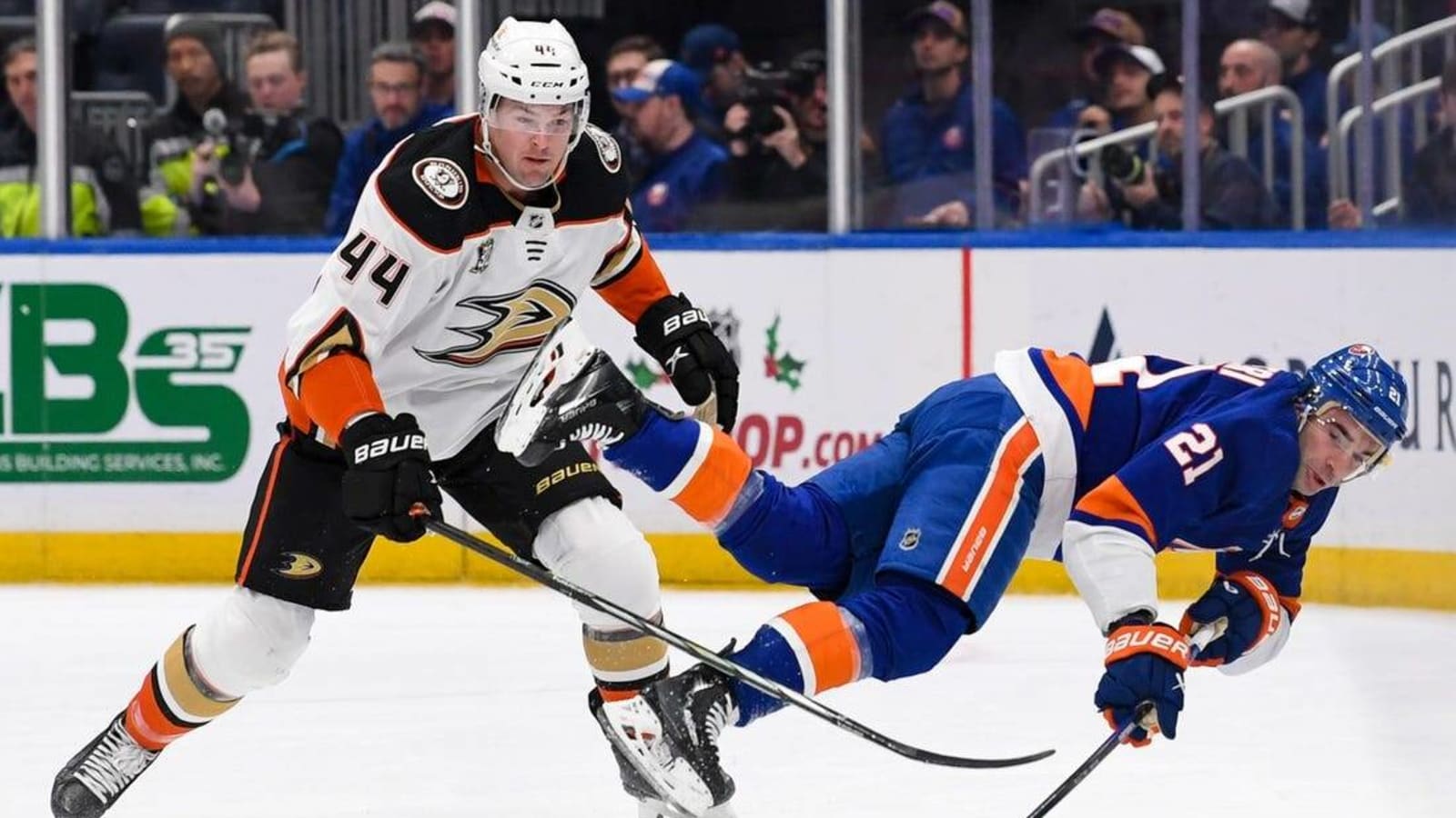 Simon Holmstrom&#39;s late shorthanded goal lifts Islanders past Ducks