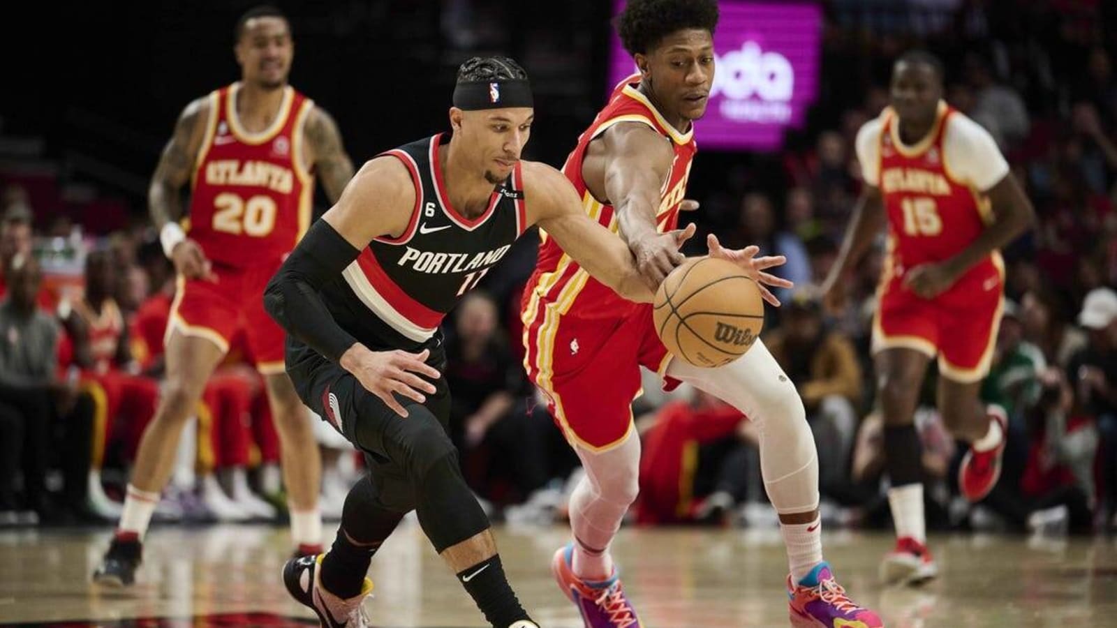 Damian Lillard puts up 42 as Blazers hold off Hawks