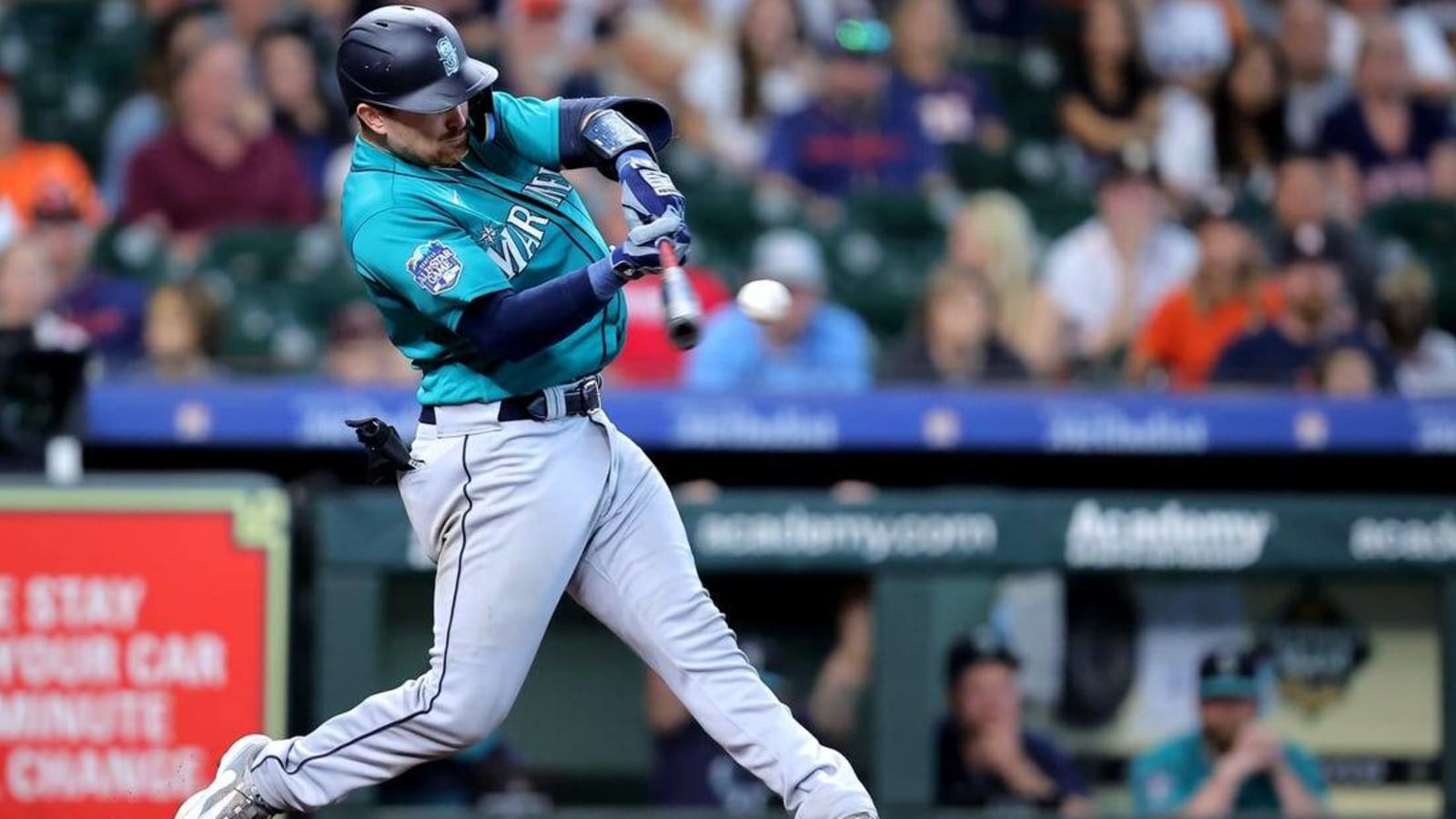Mariners complete sweep of Astros to tighten wild-card race