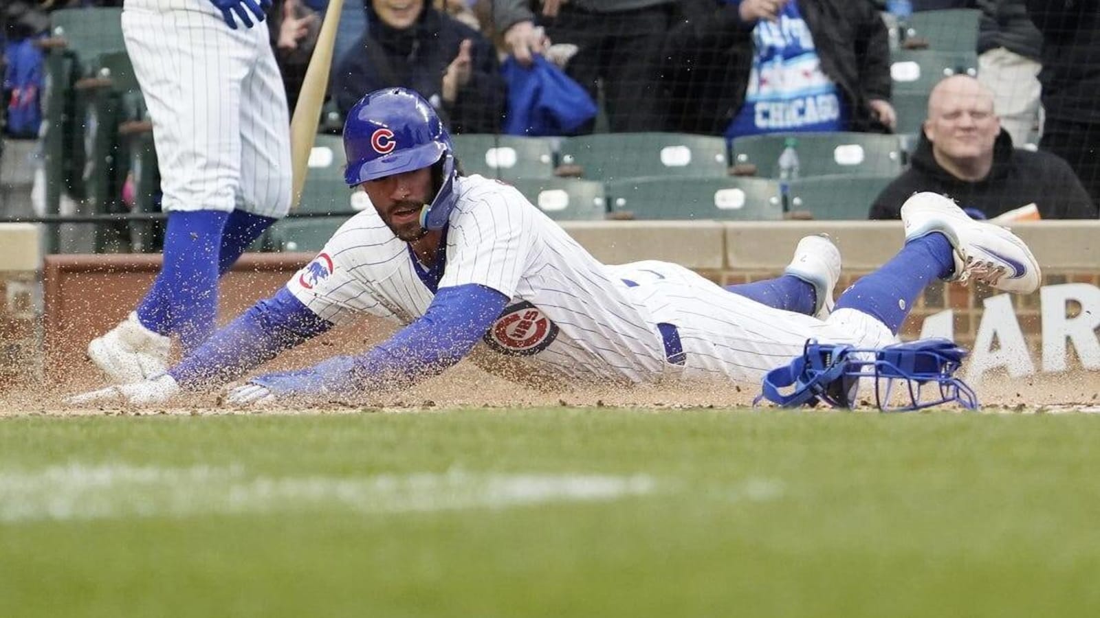 Cubs take advantage of sloppy Dodgers for rain-soaked win