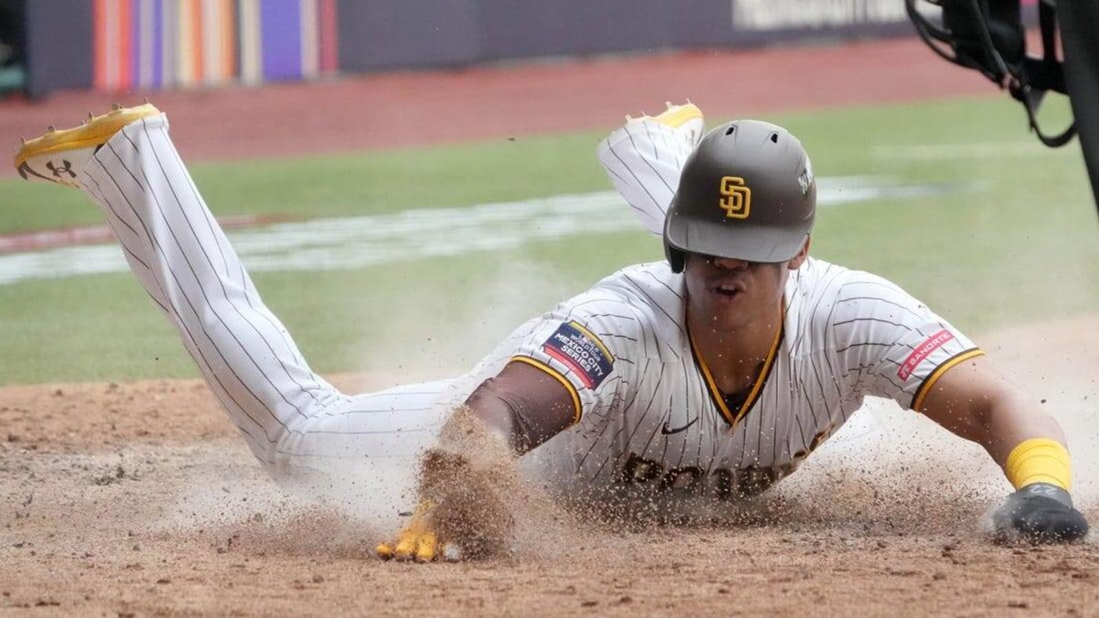 Padres rally late to down Giants, win series in Mexico City