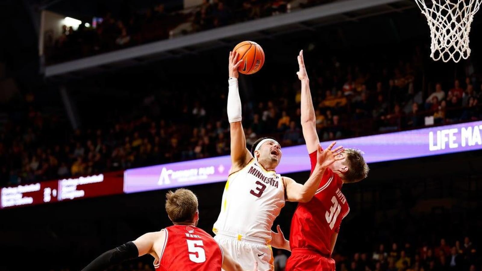 No. 13 Wisconsin escapes Minnesota with 61-59 win