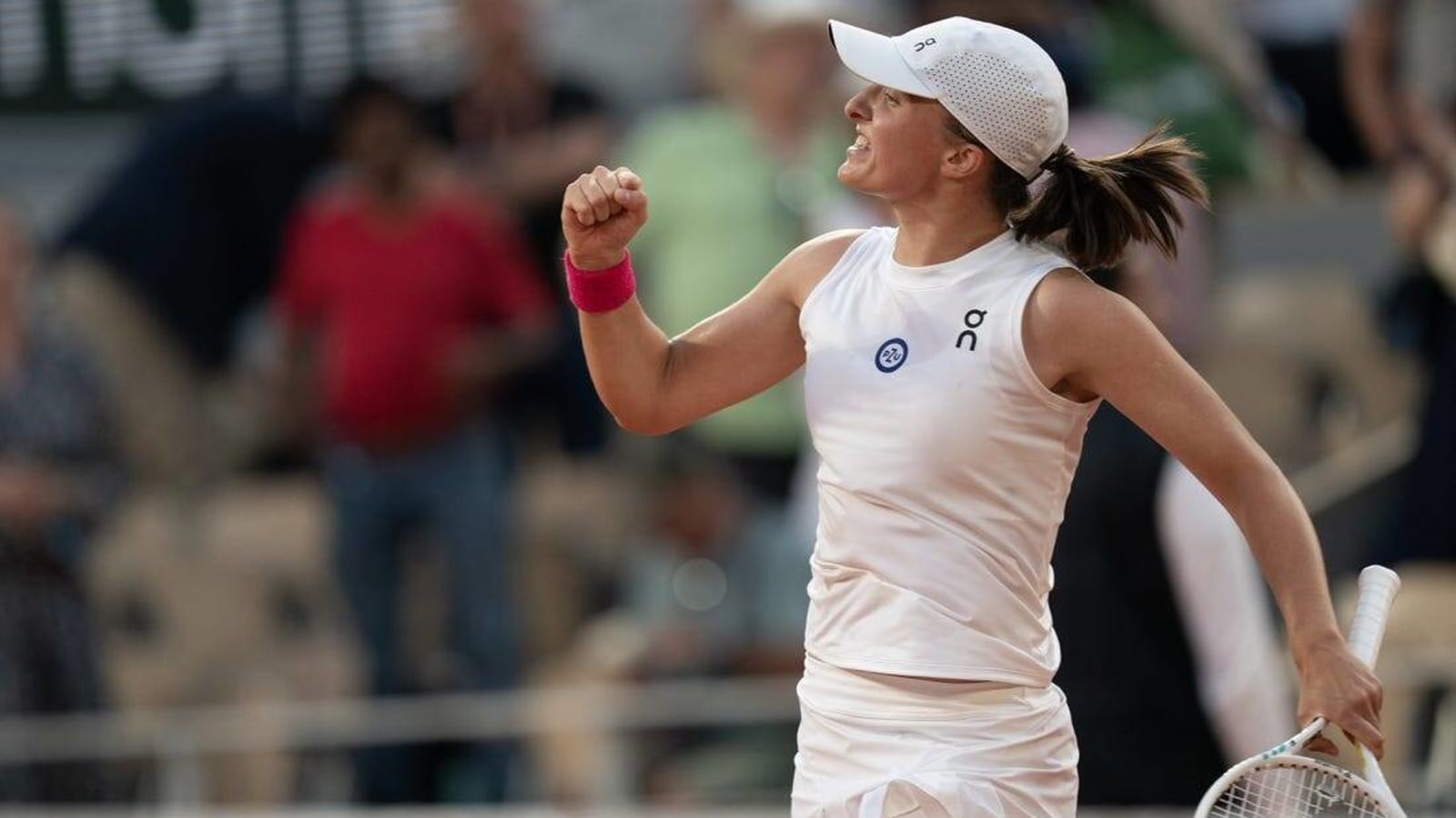 Iga Swiatek jolts Karolina Muchova, defends French Open title