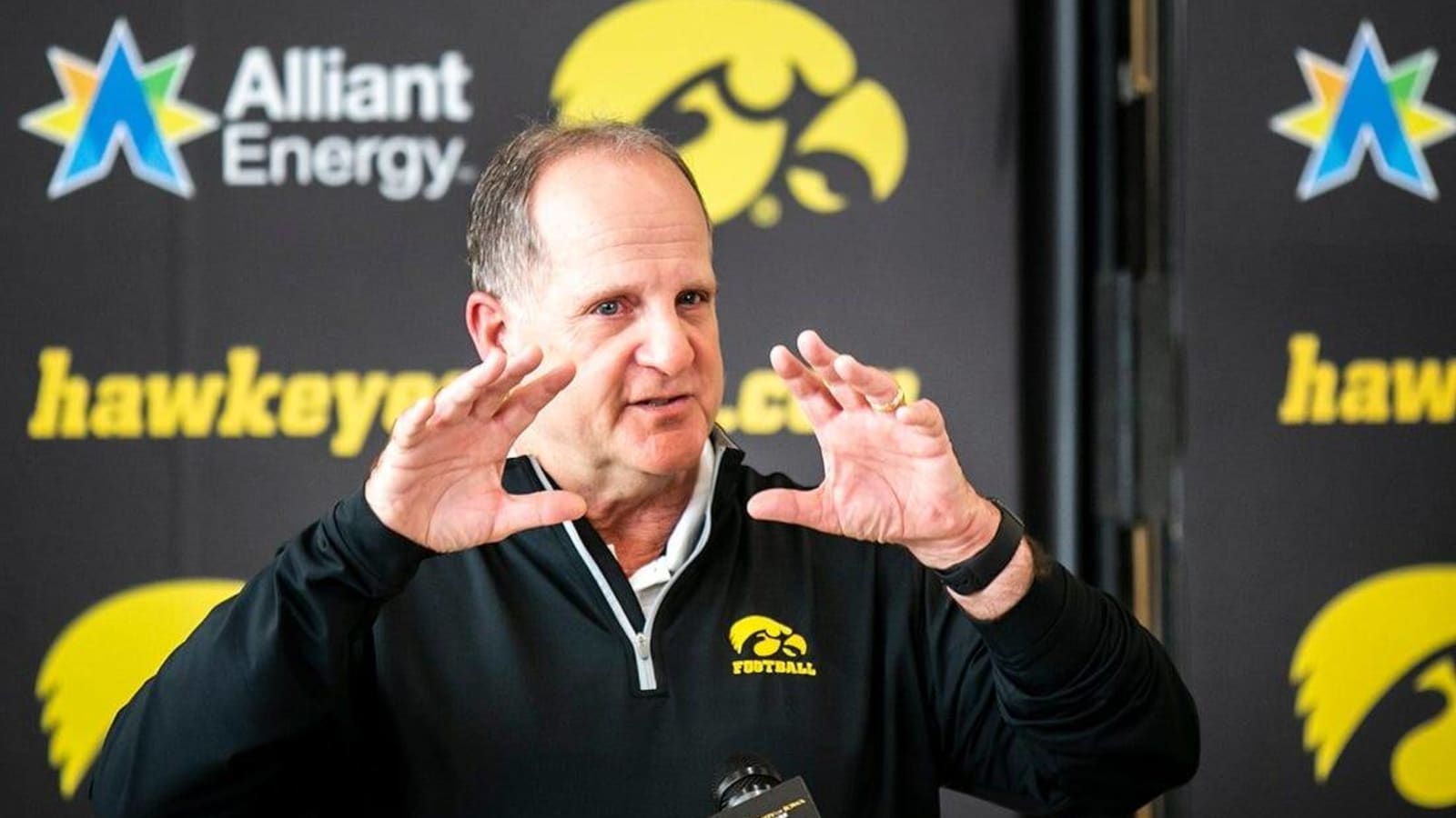 Iowa DC Phil Parker wins Broyles Award