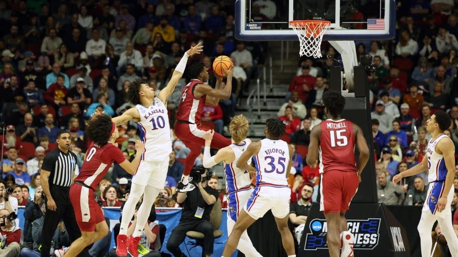 Davonte Davis, No. 8 Arkansas oust top-seeded Kansas