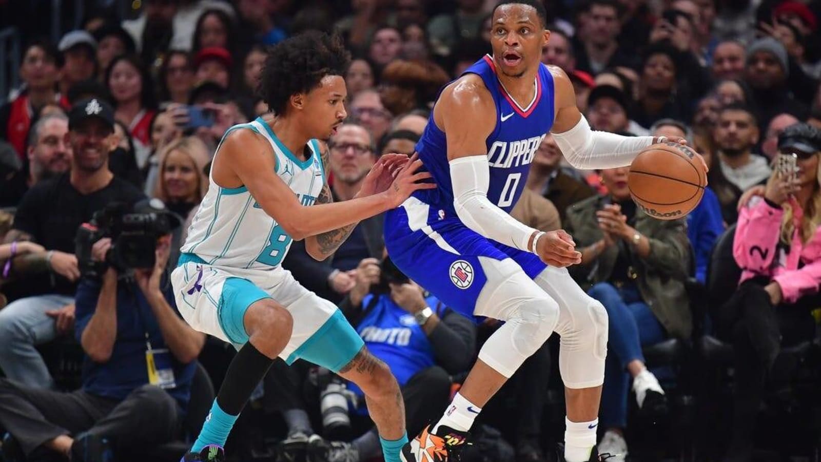 Kawhi Leonard-less Clippers handle Hornets