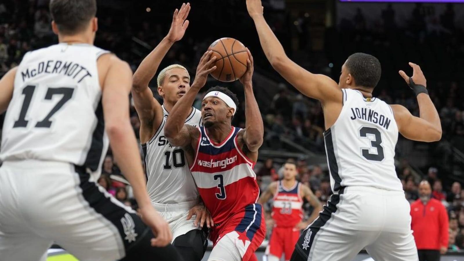 Balanced attack leads streaking Wizards past Spurs