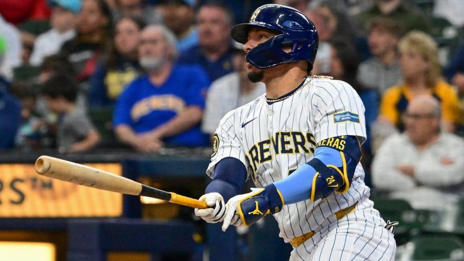 Rhys Hoskins&#39; 3-run homer lifts Brewers over Cardinals