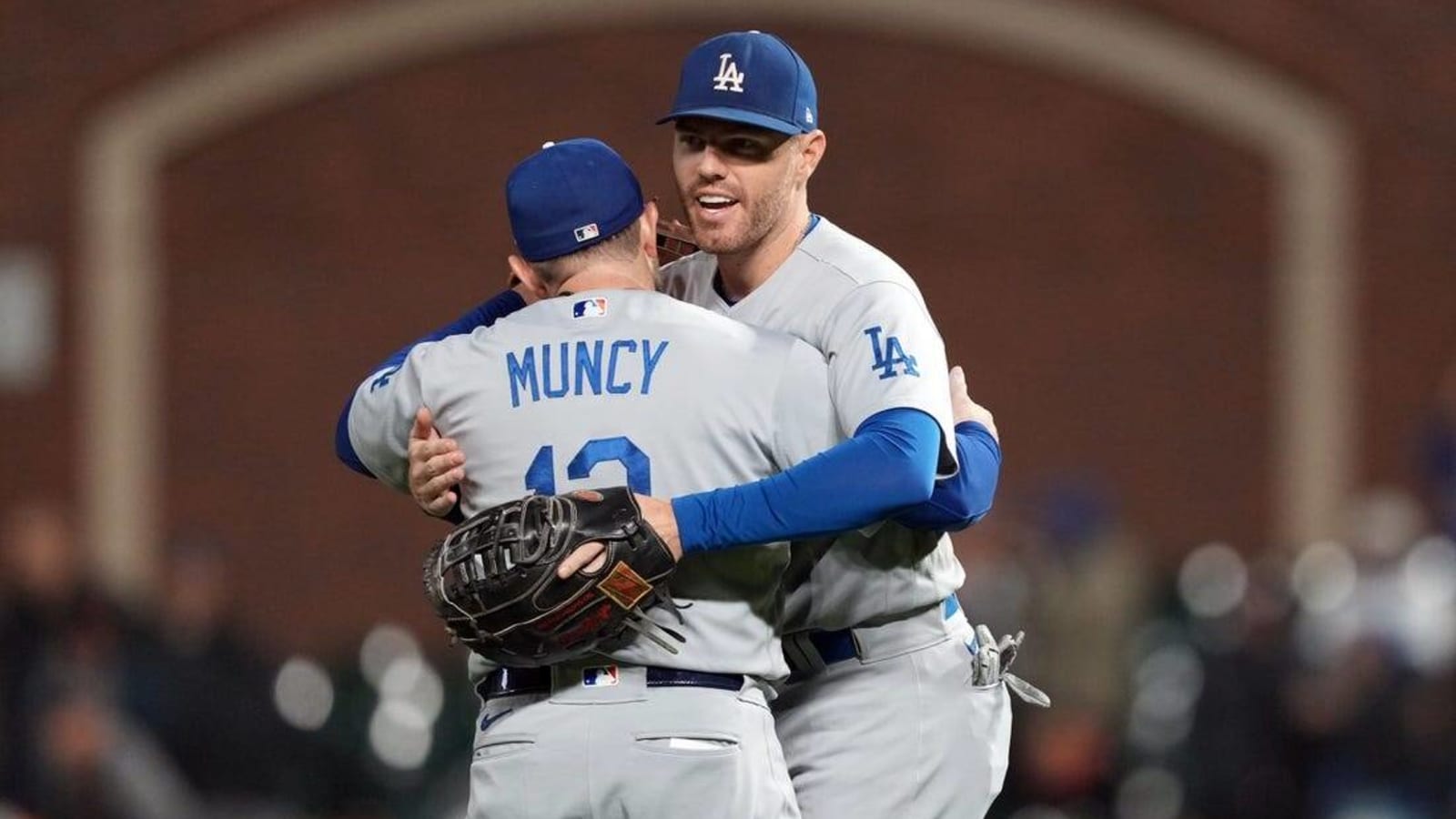 MLB roundup: Dodgers top Giants for win No. 100