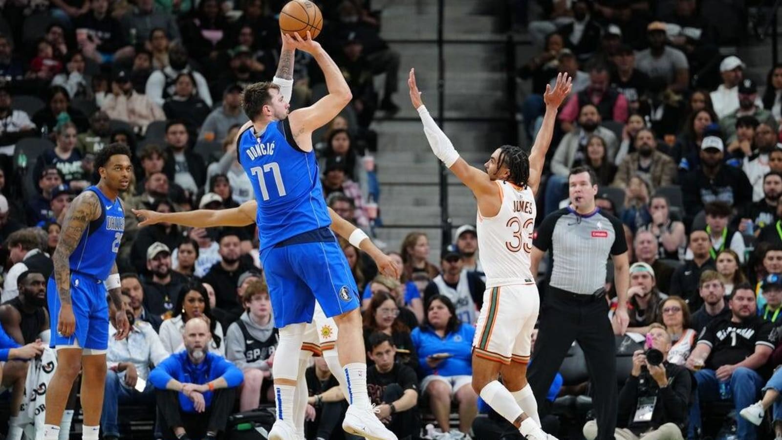 Kyrie Irving the difference as Mavericks take down Spurs