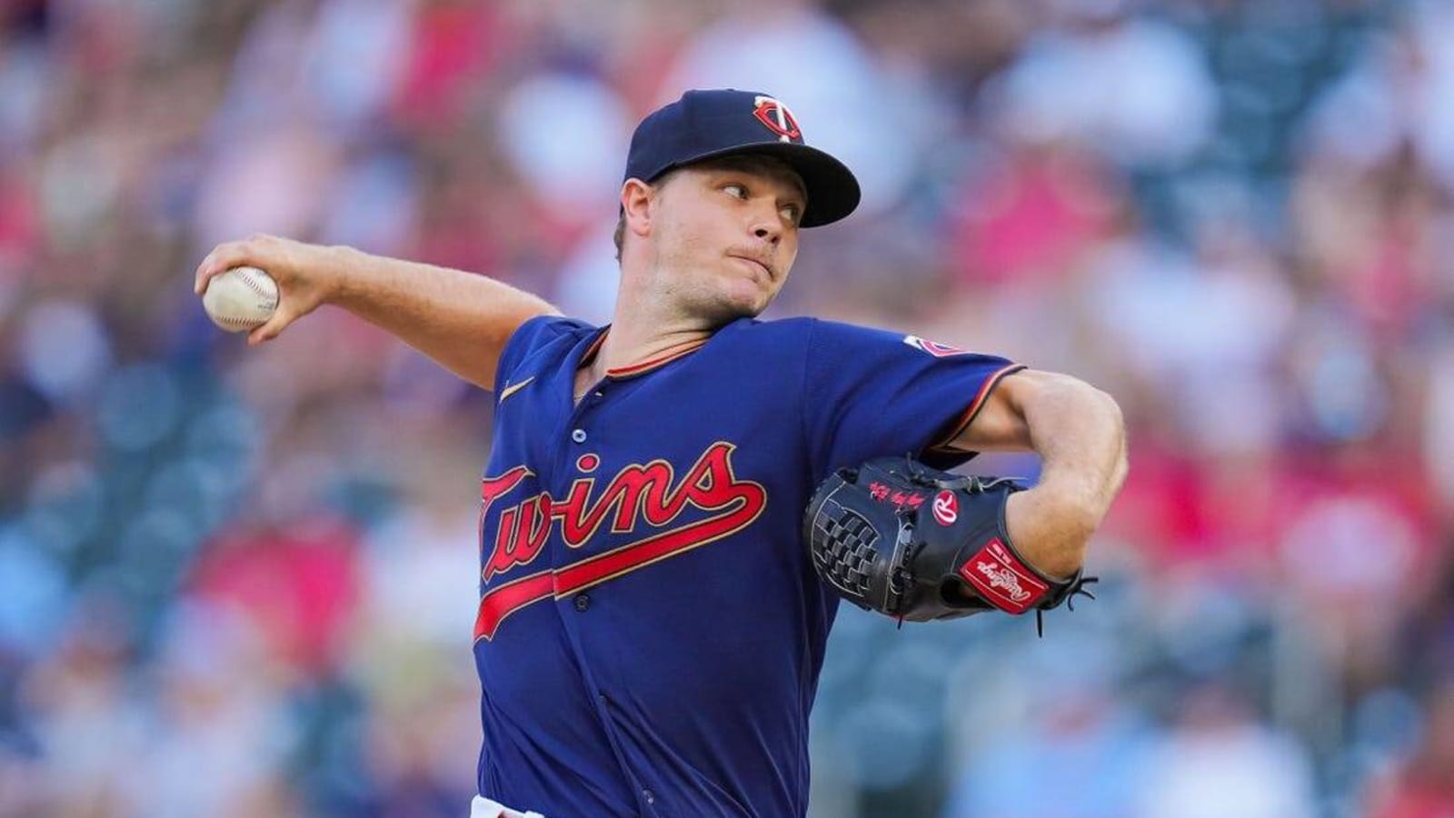 Photo: Royals Zack Greinke Pitches Against the Twins on Opening